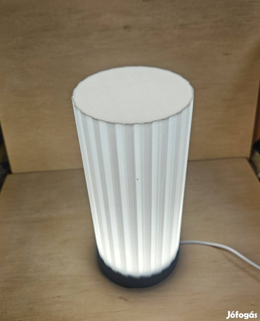 Fehér nyomtatott lámpa