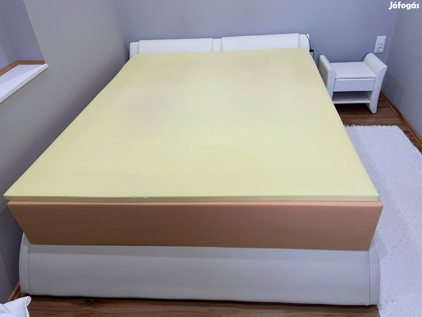 Fehér ökobőr franciaágy 160x200, szivacs éjjeli szekrény