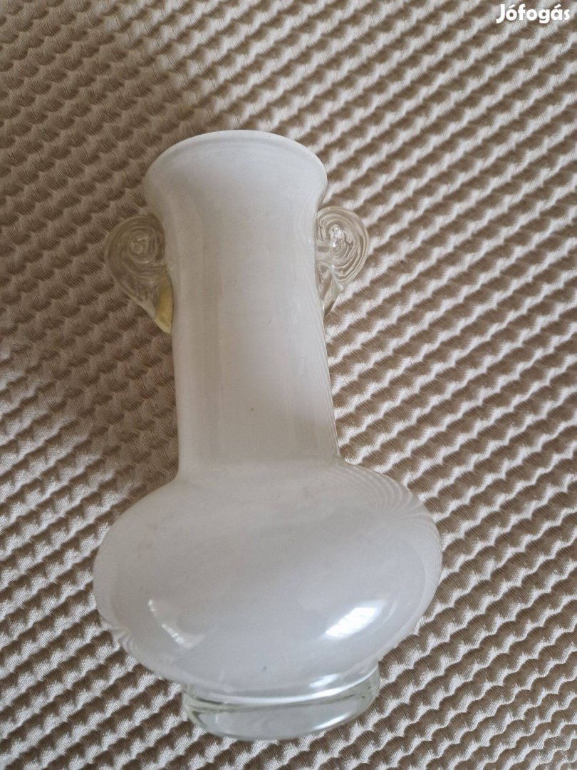 Fehér opálosított kézzek készített két füles üveg váza 20 cm magas
