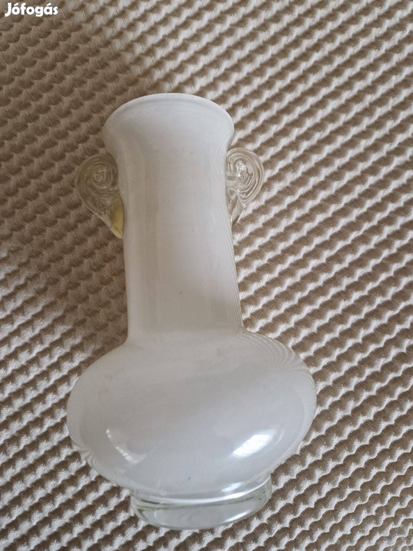 Fehér opálosított üveg kézzel készített füles váza 20 cm magas