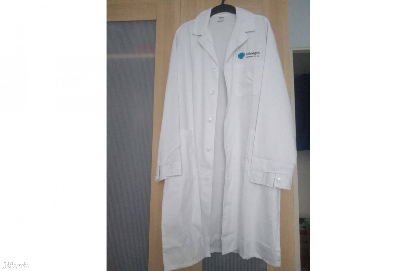 Fehér orvosi galléros, egyenes szab pamutköpeny 3 zsebbel