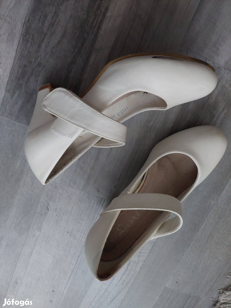 Fehér pántos magassarkú alkalmi cipő 36