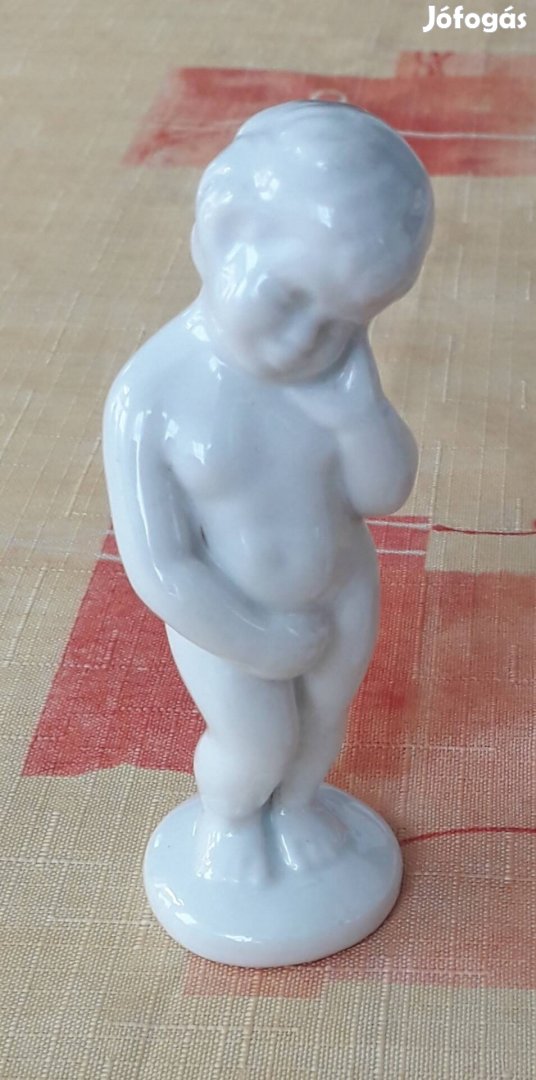 Fehér porcelán kisfiú figura. 