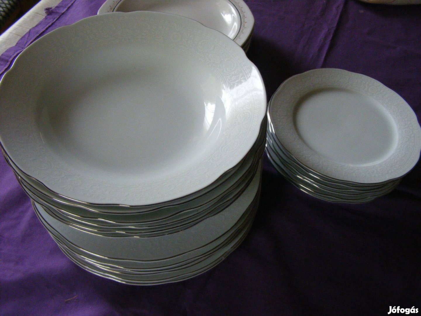 Fehér porcelán tányérkészlet