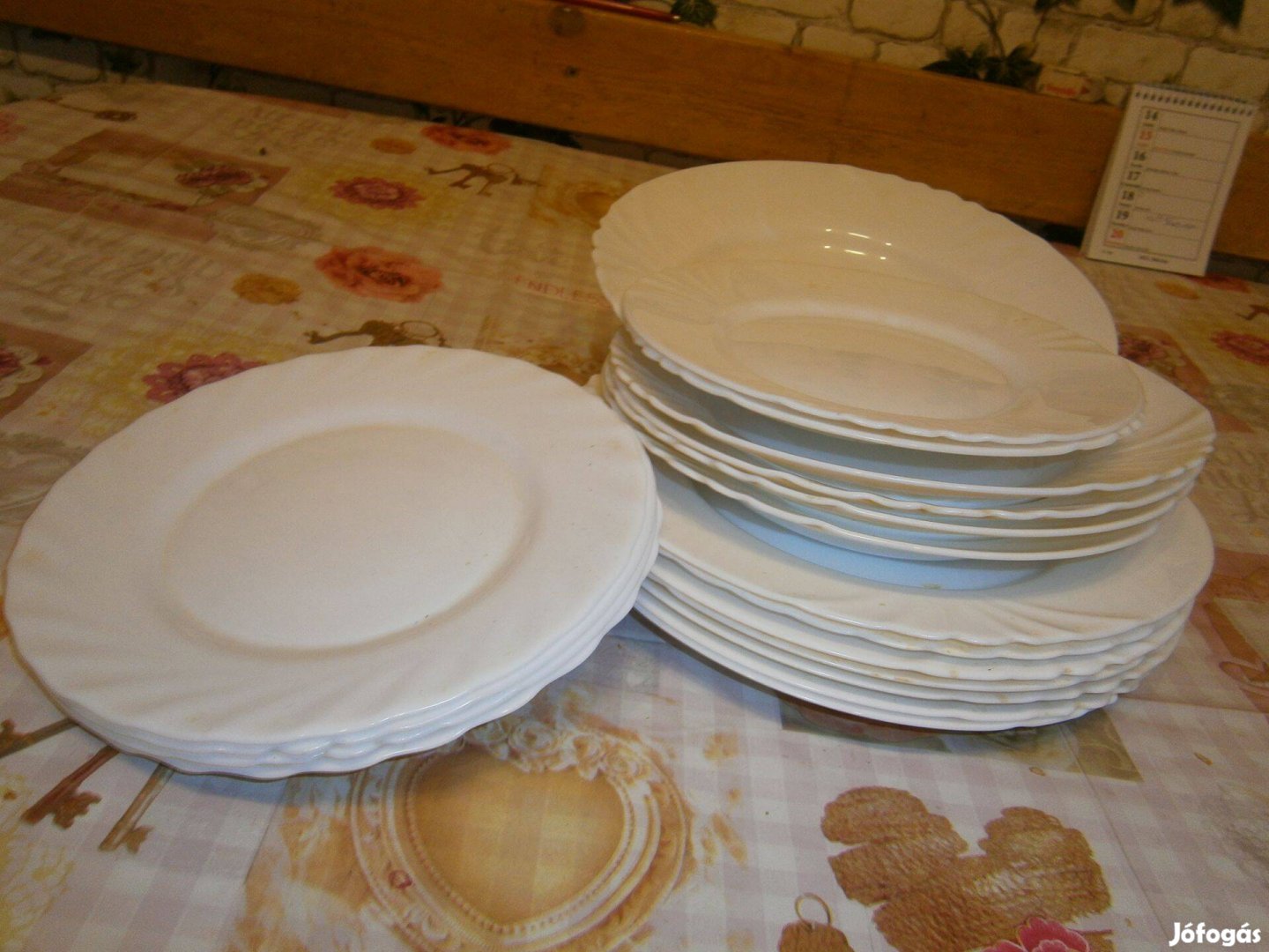 Fehér porcelán tányérok