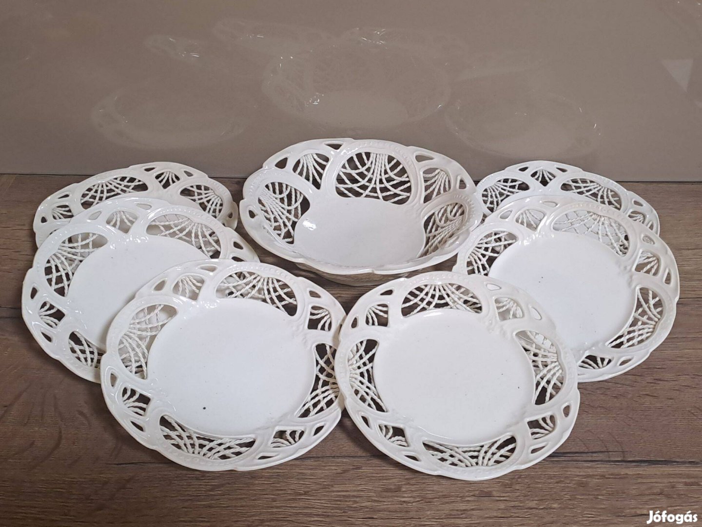 Fehér porcelán tányérok, és tál