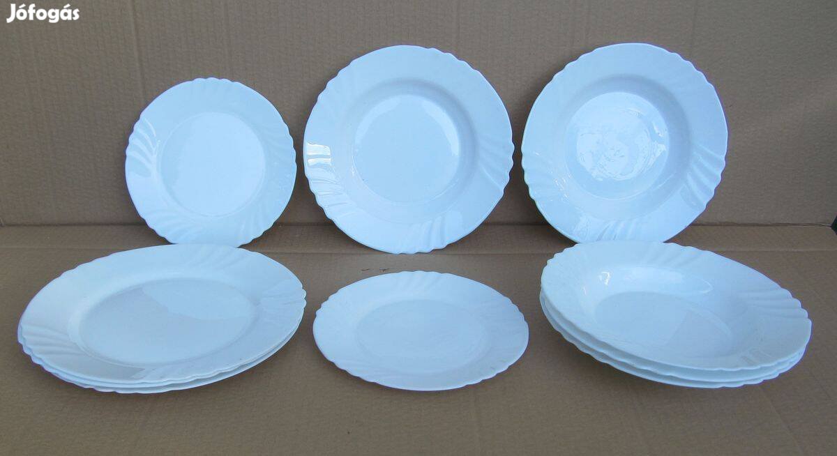 Fehér pyrex tányérok