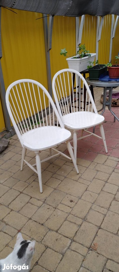 Fehér székek