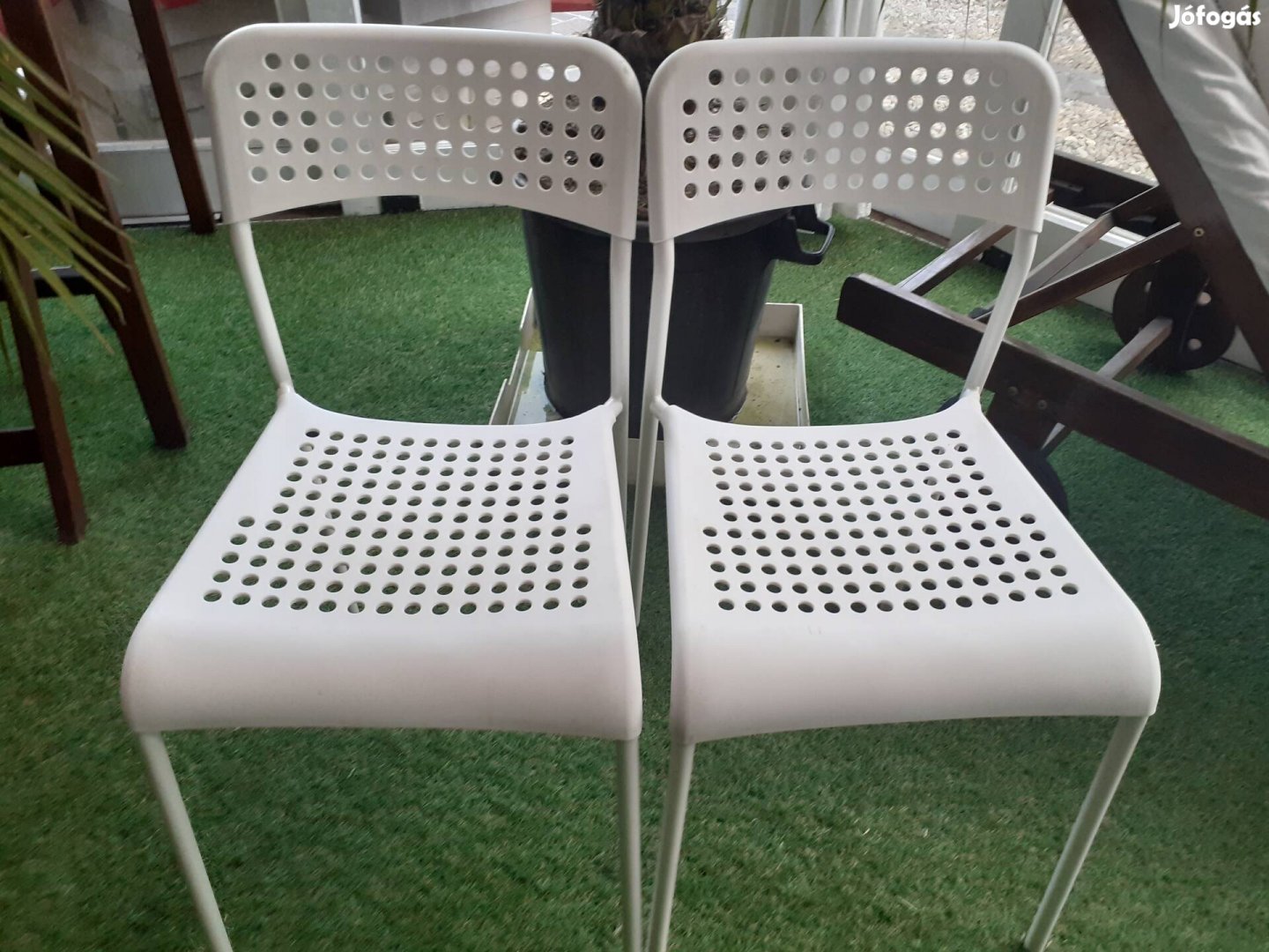 Fehér székek