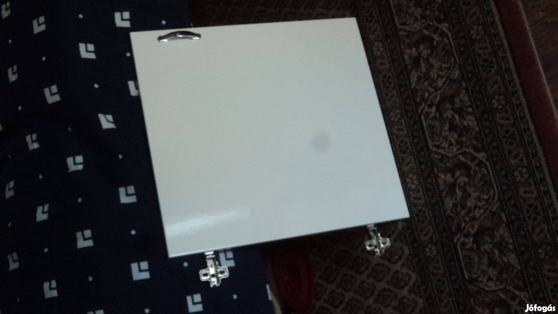 Fehér szekrényajtó