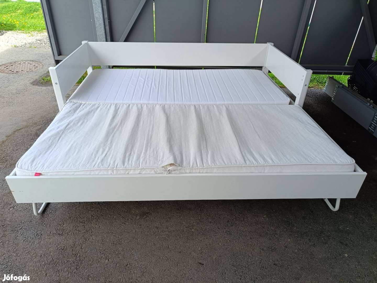 Fehér színű 90*200-as ágy, kihúzható vendég ágyként 