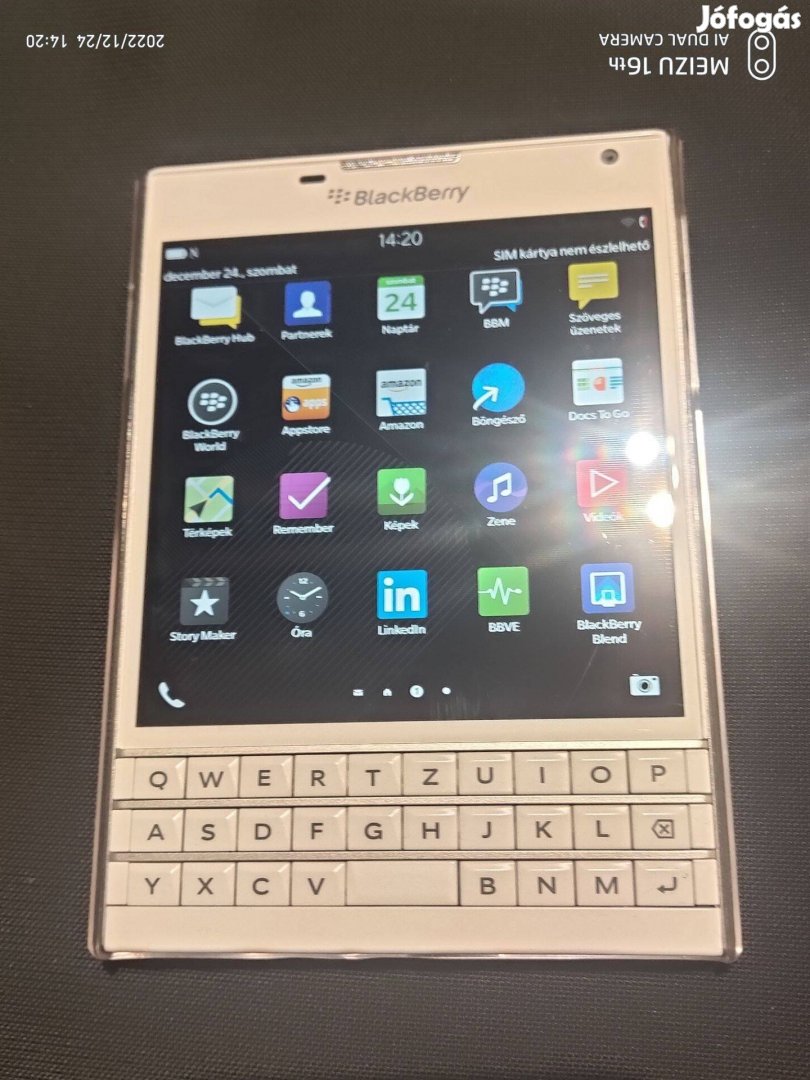 Fehér színu Blackberry Passport retro kult okosmobil új állapotban