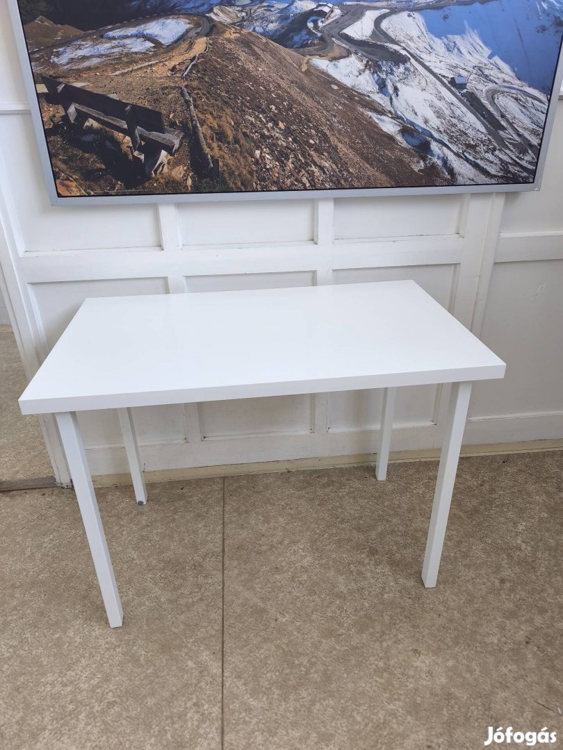 Fehér színű asztal