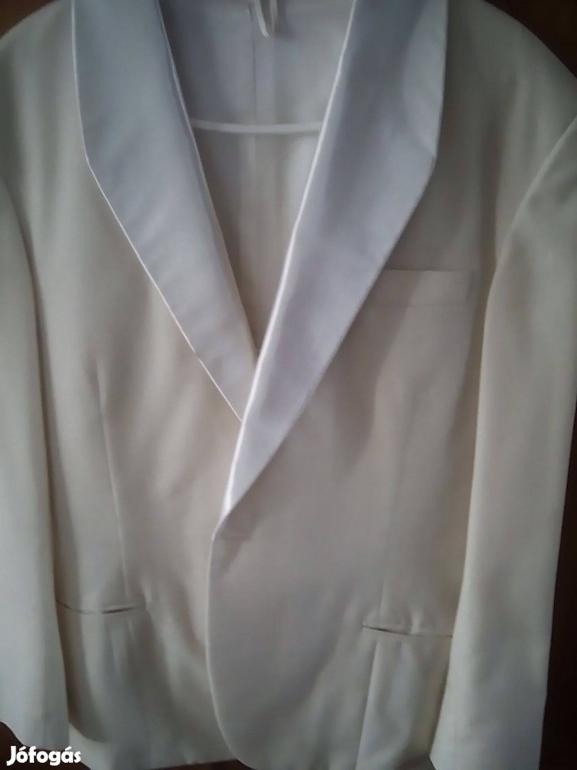 Fehér színű férfi szmoking