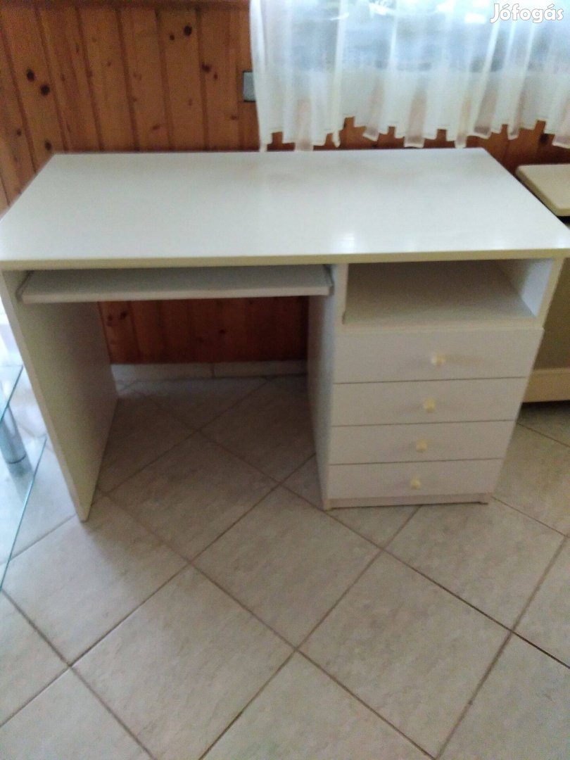 Fehér színű íróasztal