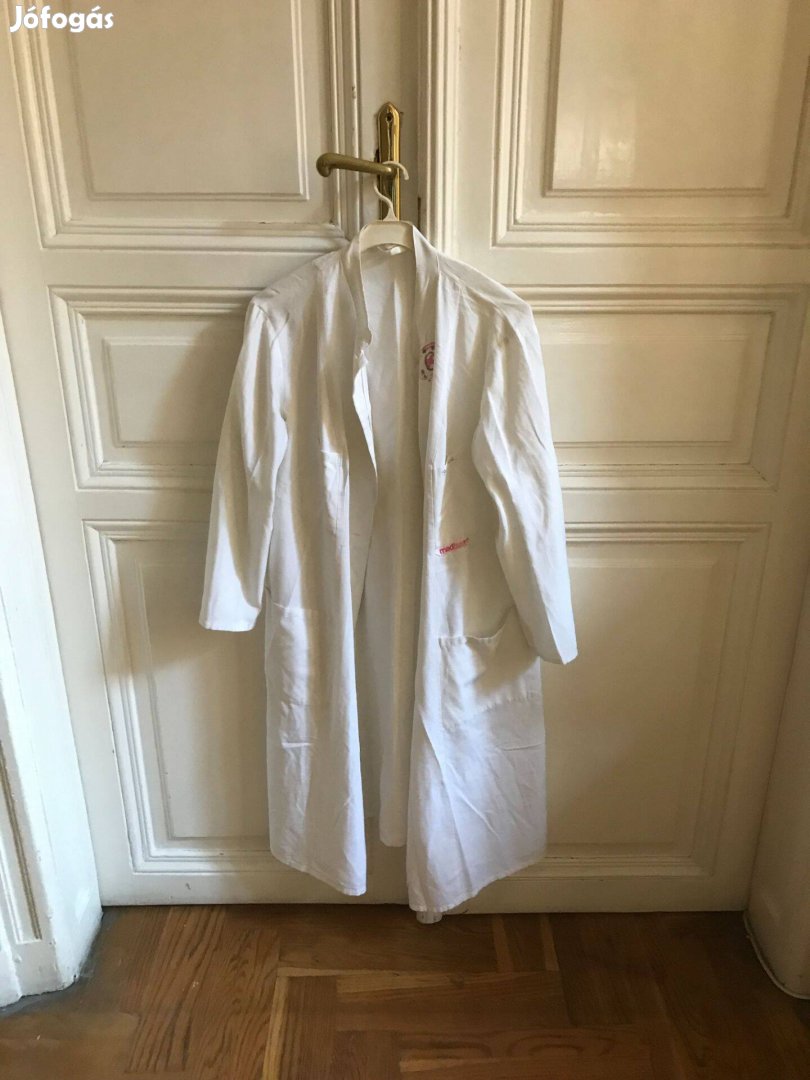 Fehér színű orvosi kabát