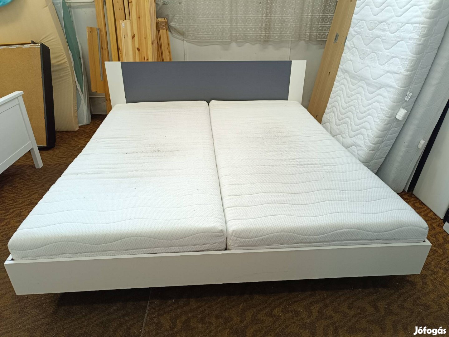 Fehér szürke 180*200-as ágy, matraccal együtt 