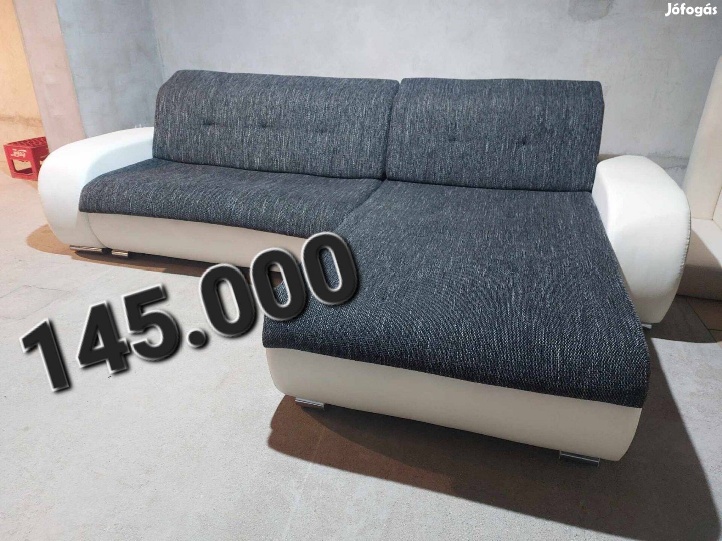 Fehér-szürke L-alakú kanapé