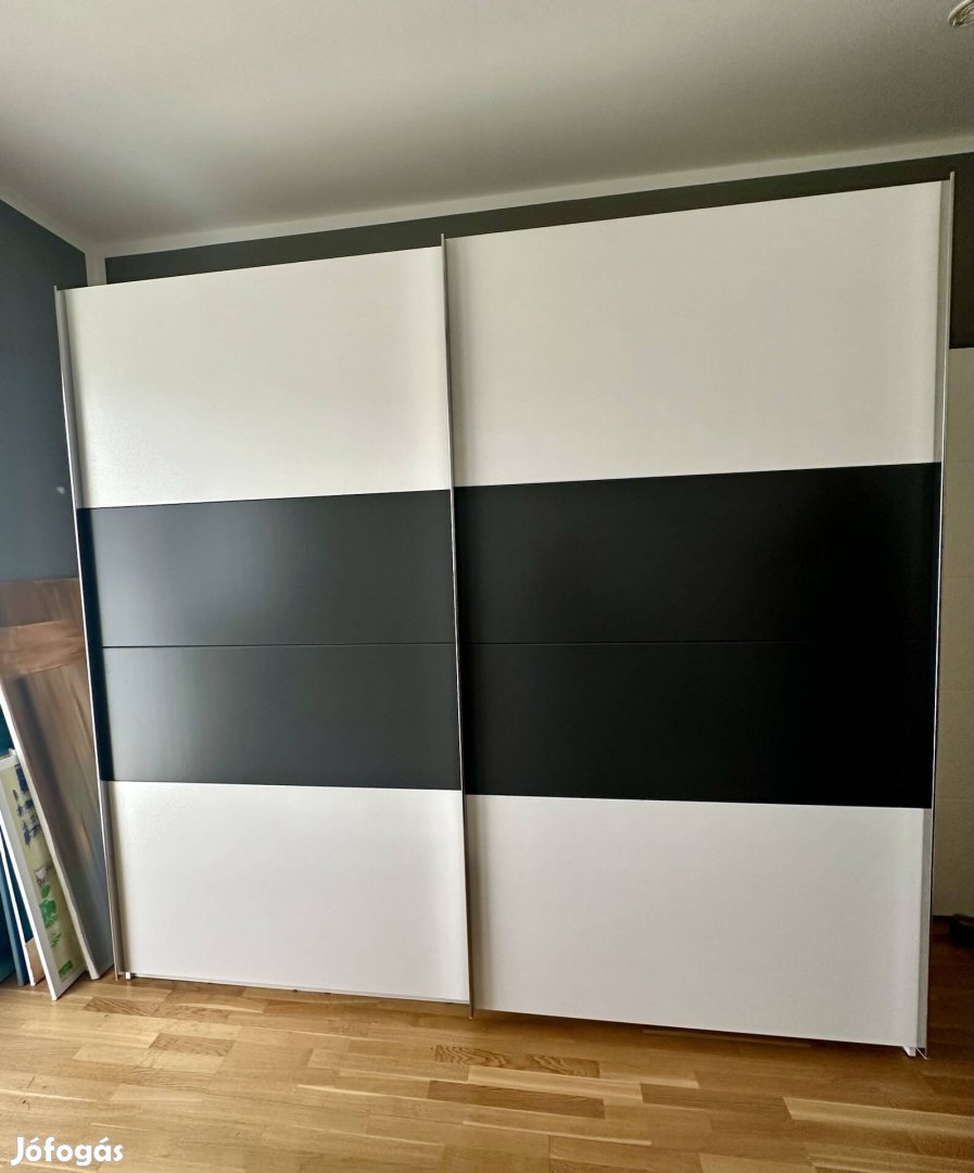 Fehér/szürke tolóajtós szekrény,250 széles
