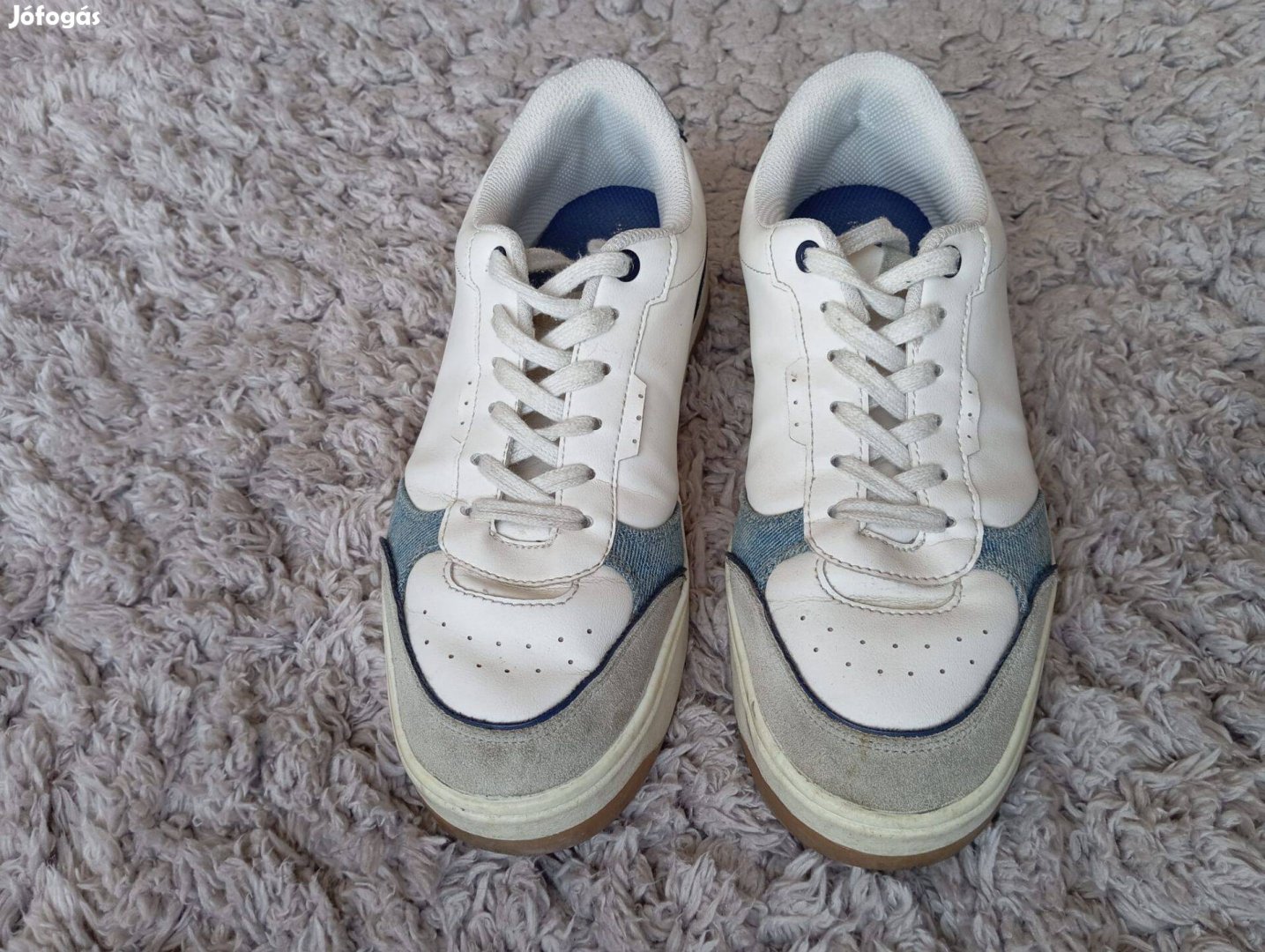 Fehér világoskék részletekkel White with light blue details