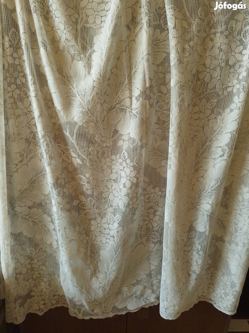 Fehér virág mintázatú függöny