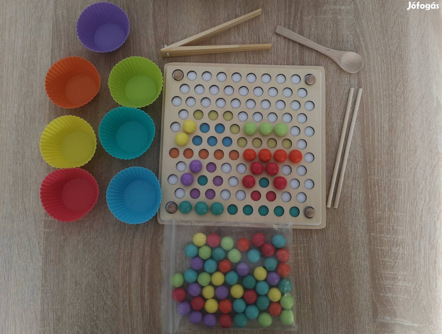Fejlesztő montessori golyós játék.