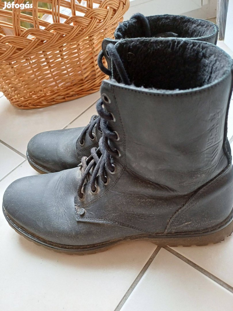 Feket férfi bélelt bakancs, magasszárú cipő 42