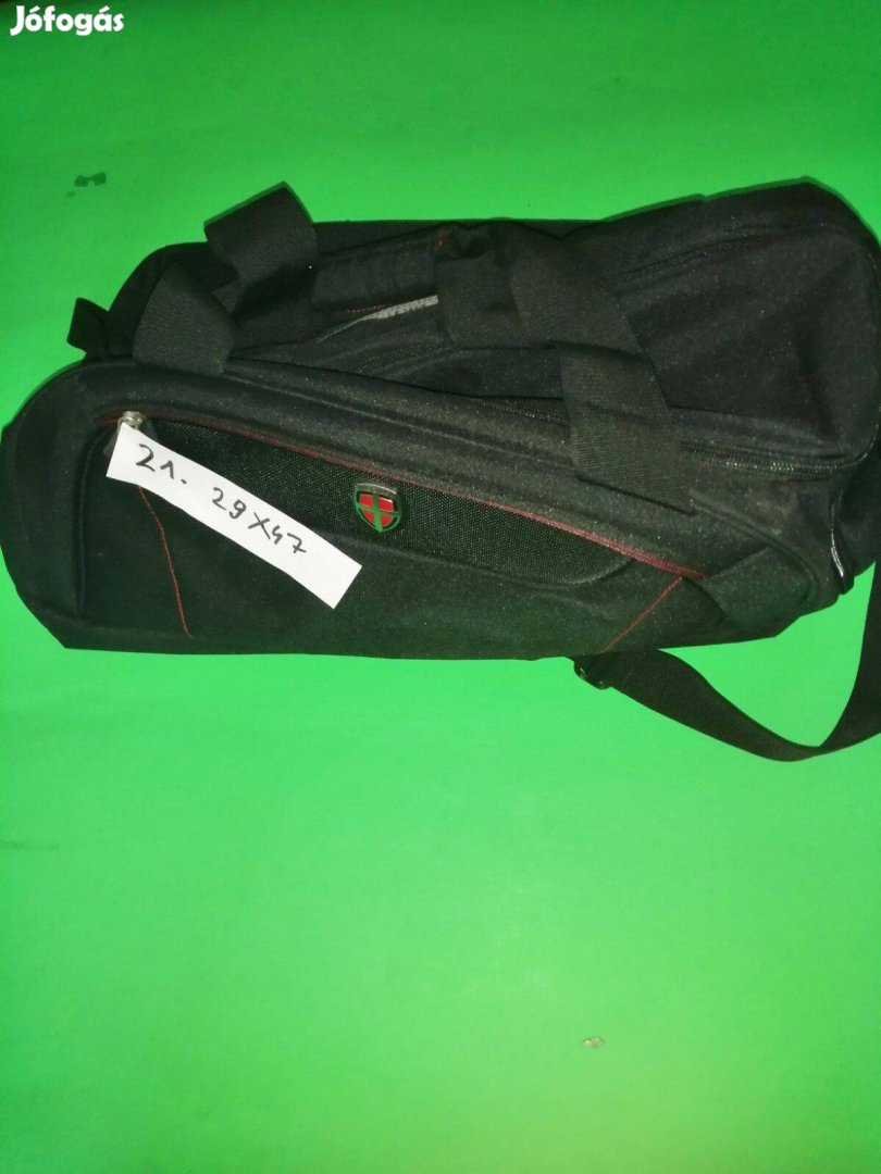 Fekete 29x47 cm bőrönd
