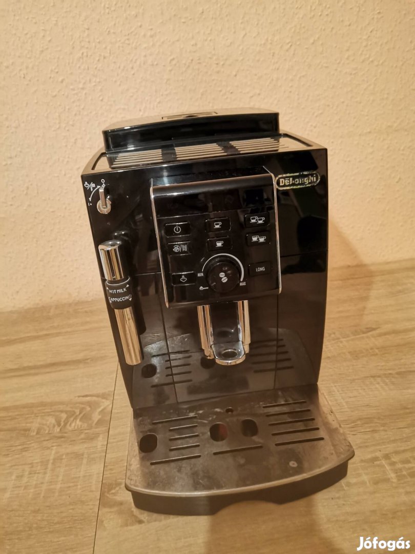 Fekete Delonghi kávéfőző 