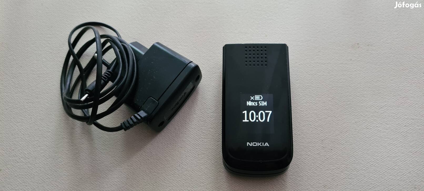 Fekete Nokia 2720 kinyitható kagyló mobiltelefon.