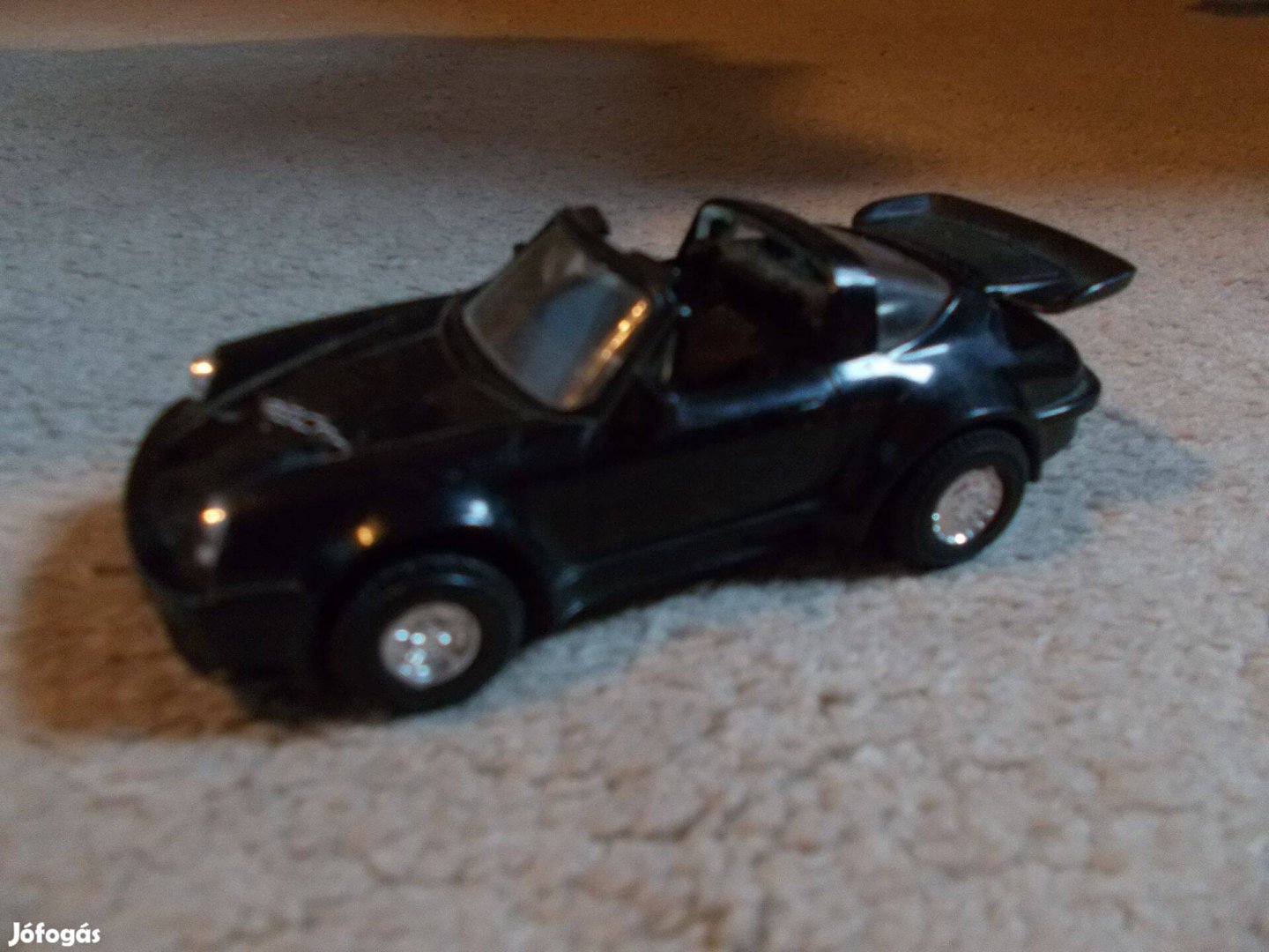 Fekete Porsche, műanyag játékautó