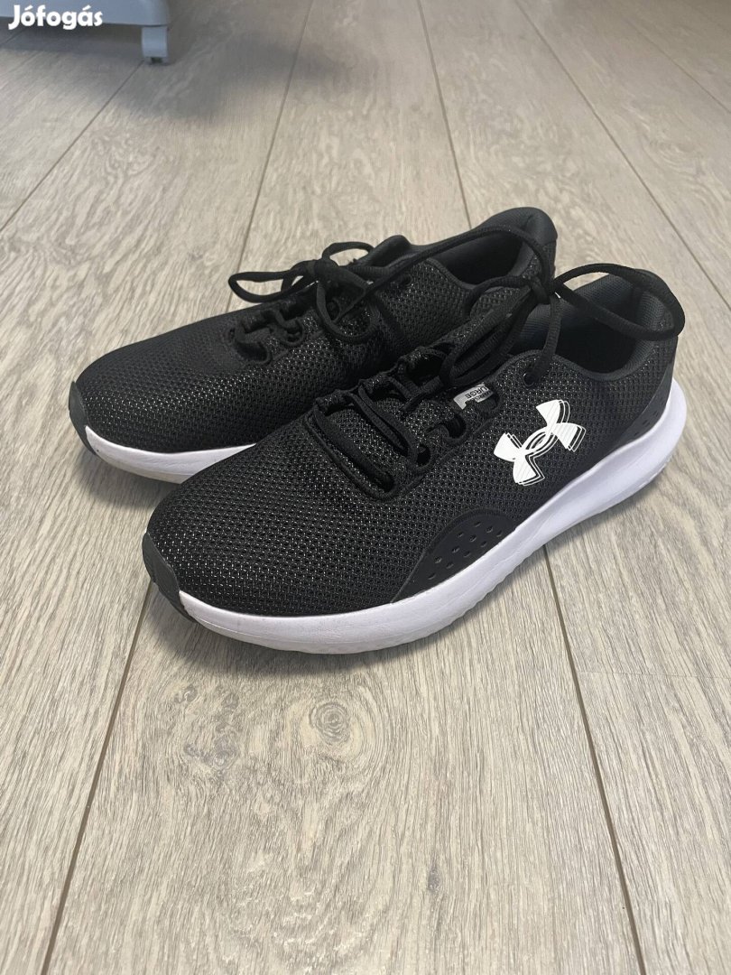 Fekete Under Armour sportcipő