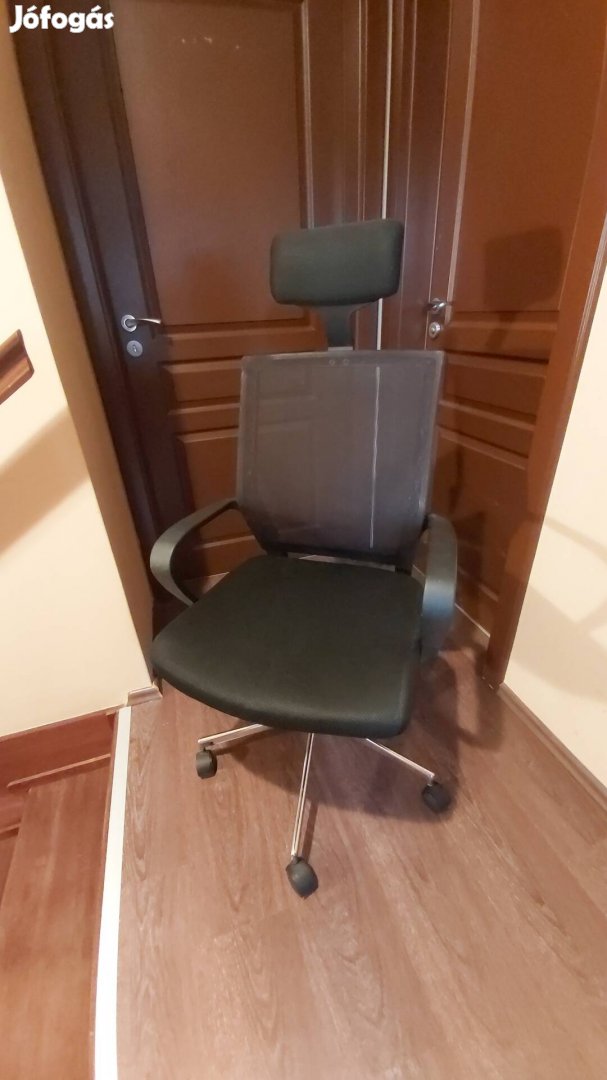 Fekete, állítható magasságú, kényelmes, irodai szék