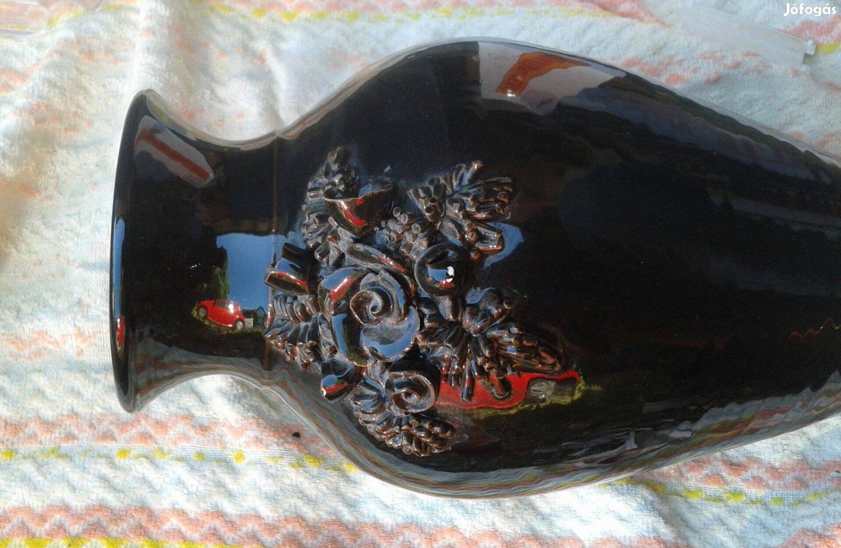 Fekete, díszes kerámiaváza eladó. 24 cm magas, szája 8, 5 cm