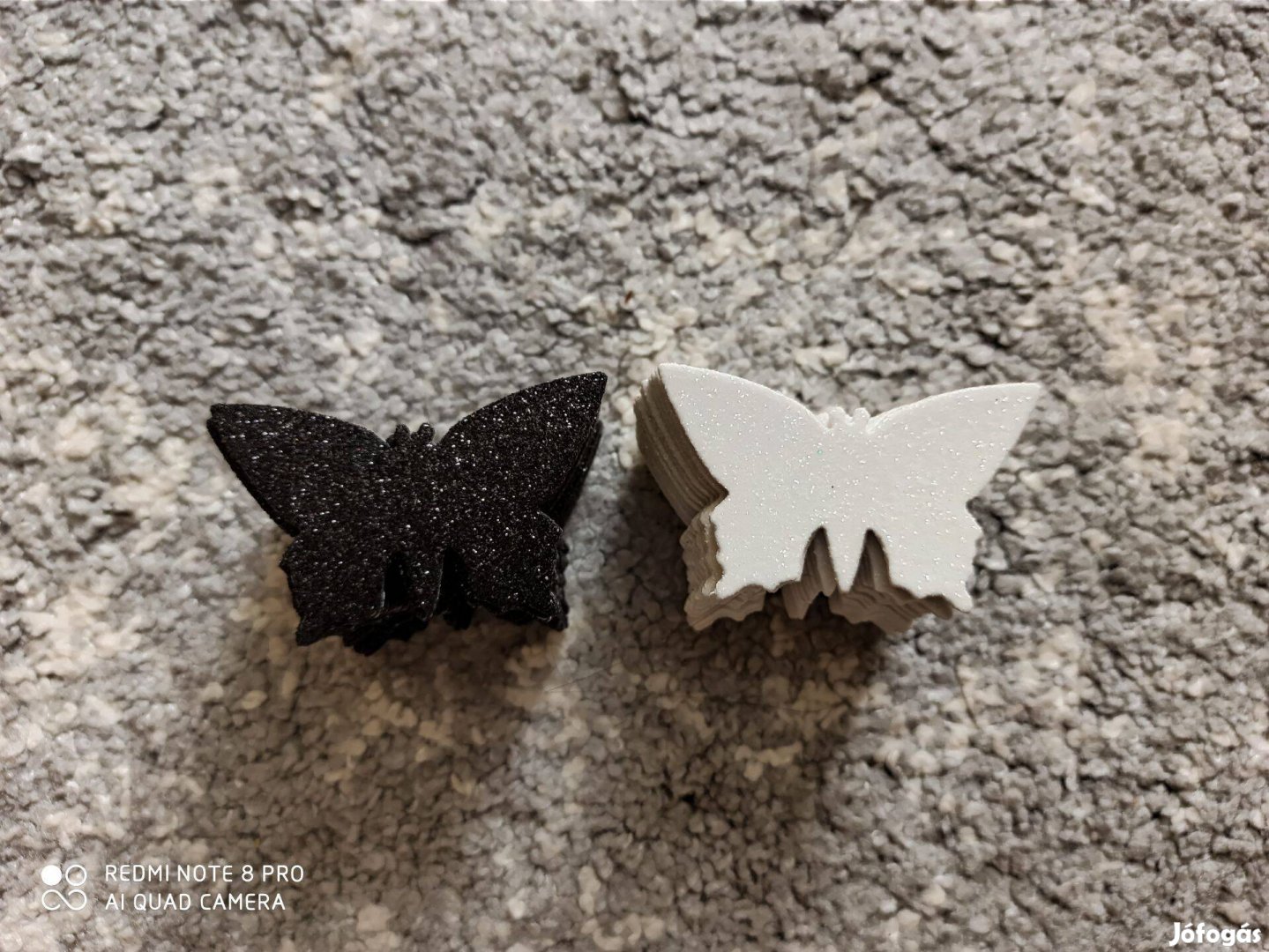 Fekete, fehér öntapadós, csillámos dekorgumi pillangók