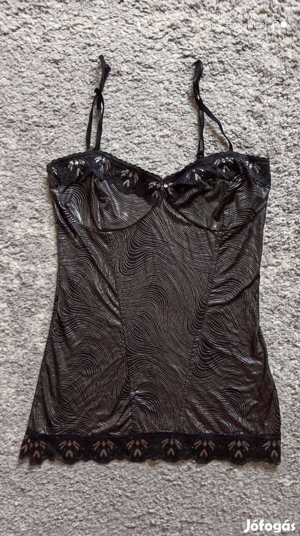 Fekete, fényes ezüst mintás, csipkés top S-es