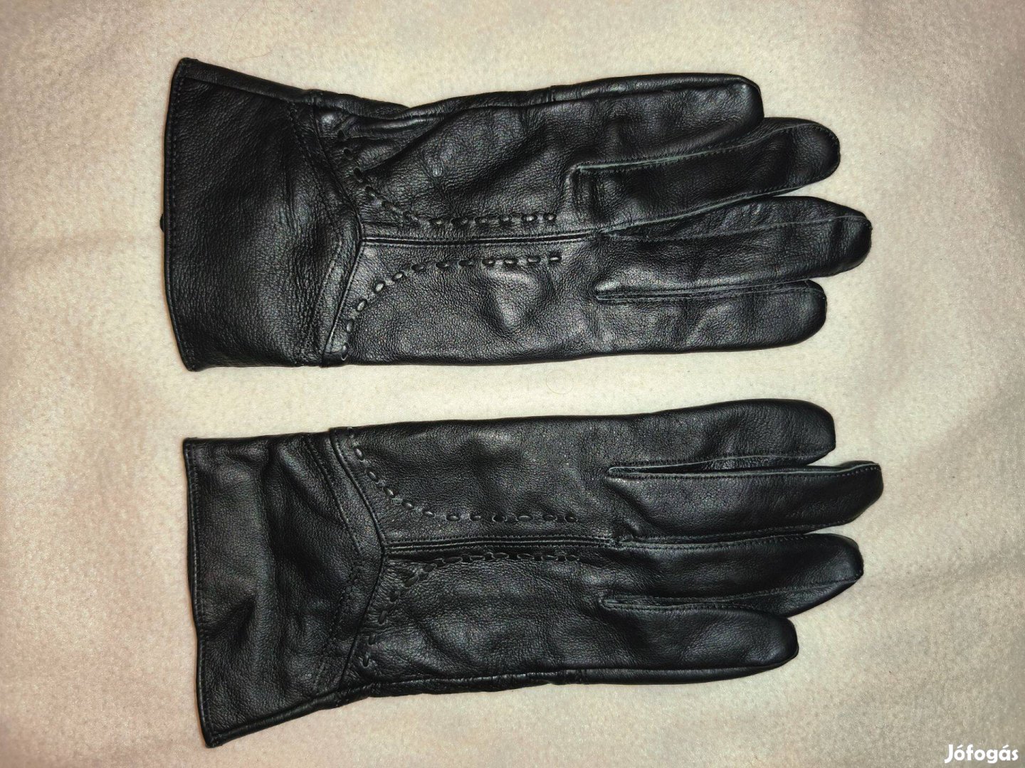 Fekete, középen díszített, bőrhatású kesztyű