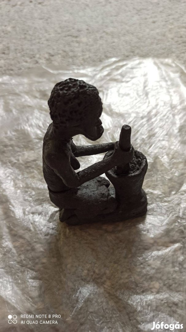Fekete afrikai agyag női figura