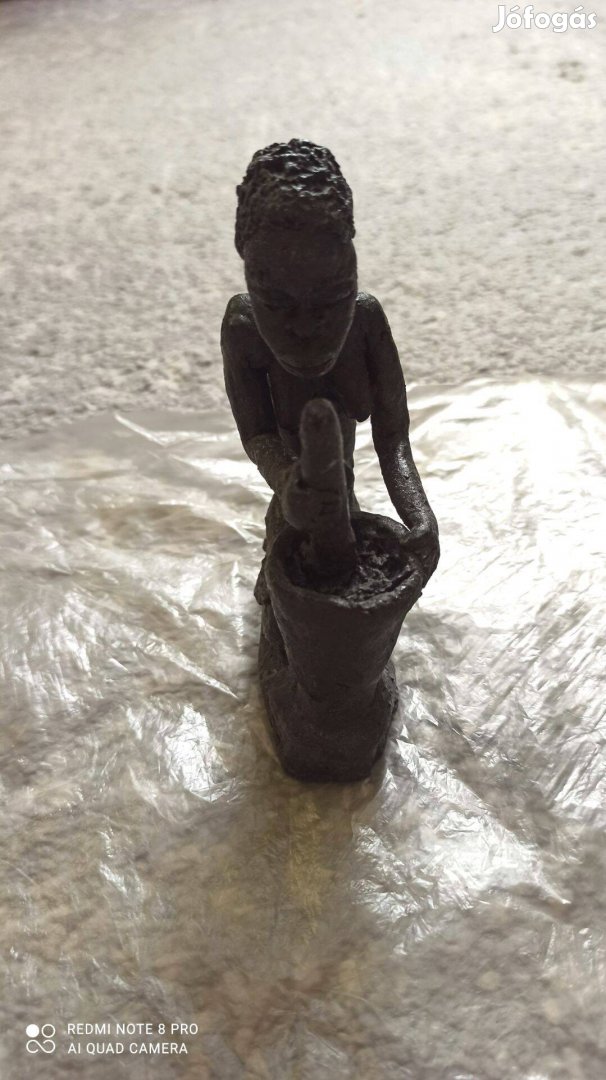 Fekete afrikai agyag női figura