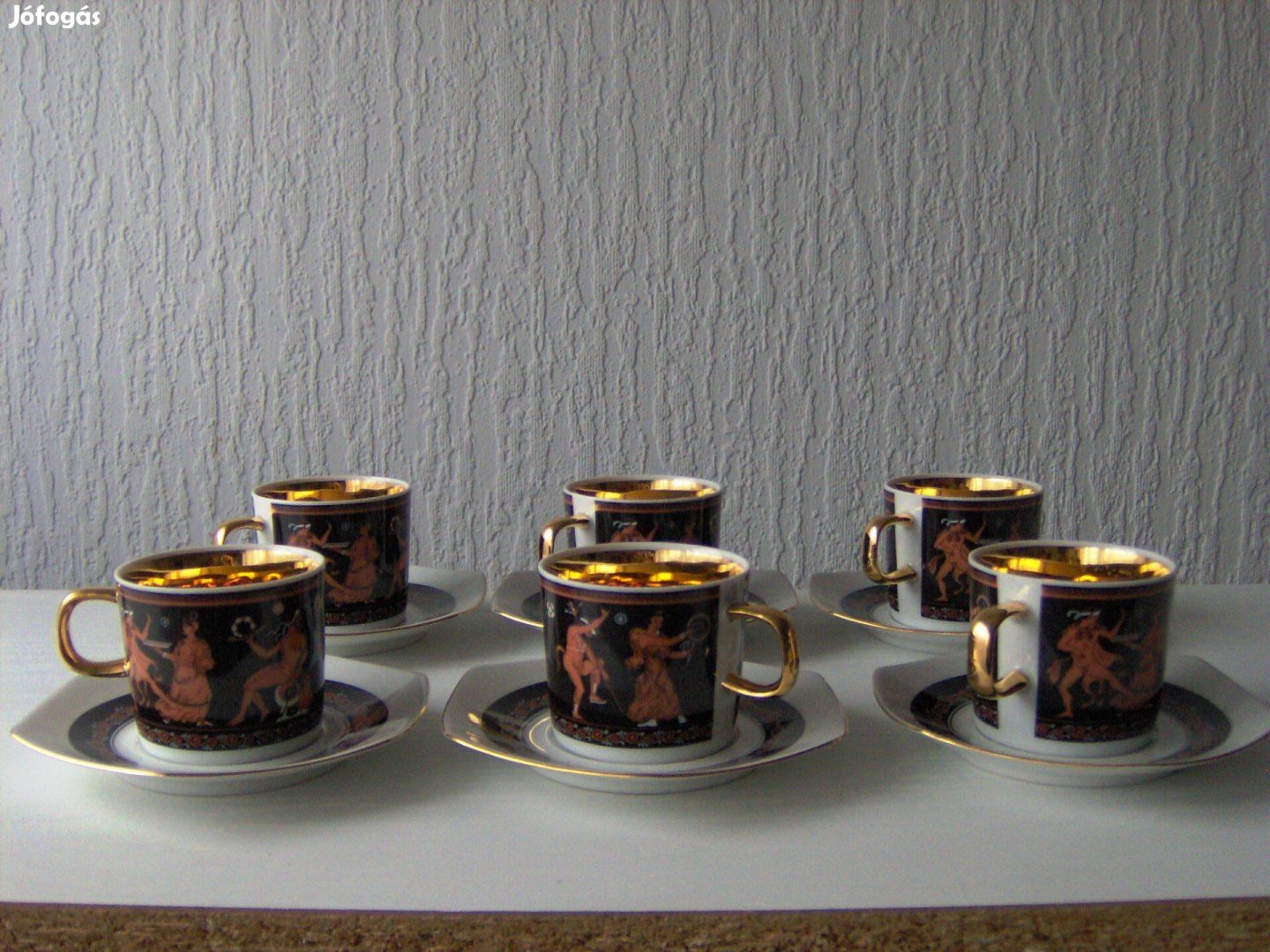 Fekete alapon görög mintás 24 karátos arannyal futtatott