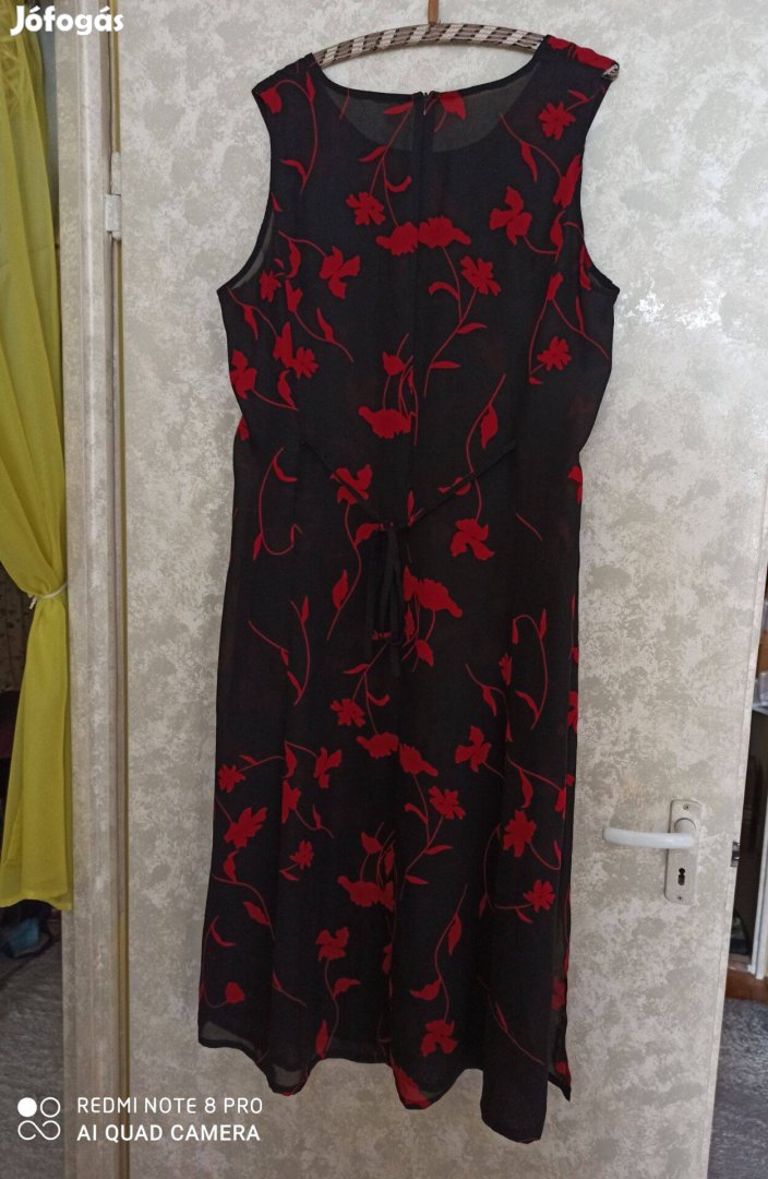 Fekete alapon piros mintás nagy méretű ruha 50-es