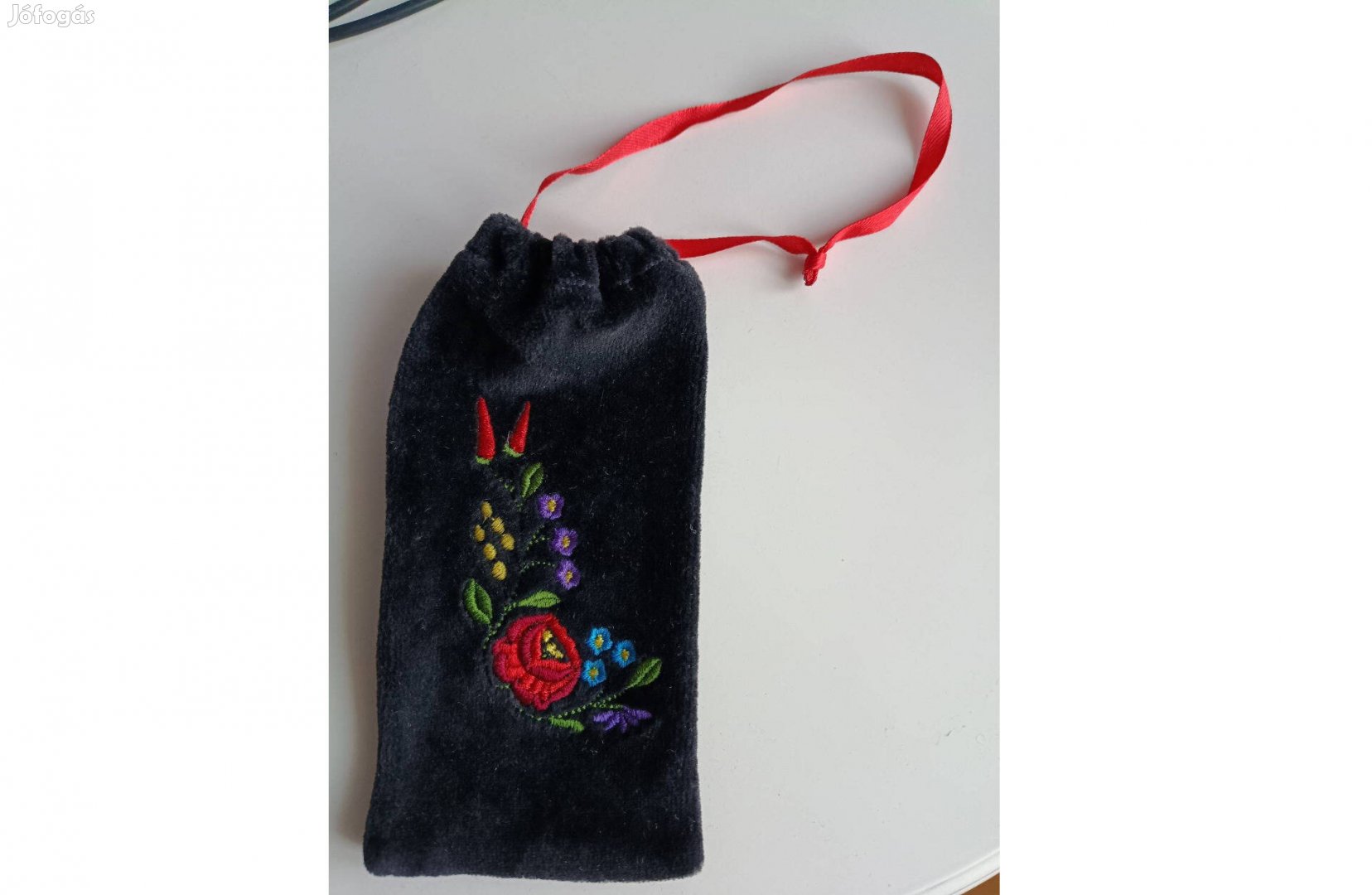 Fekete bársony szütyő, népi motívumos, hímzett 15 x 8 cm