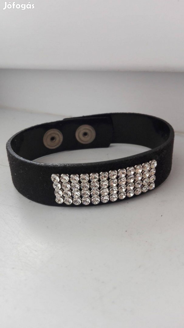 Fekete bársonyon Swarovski köves karkötő