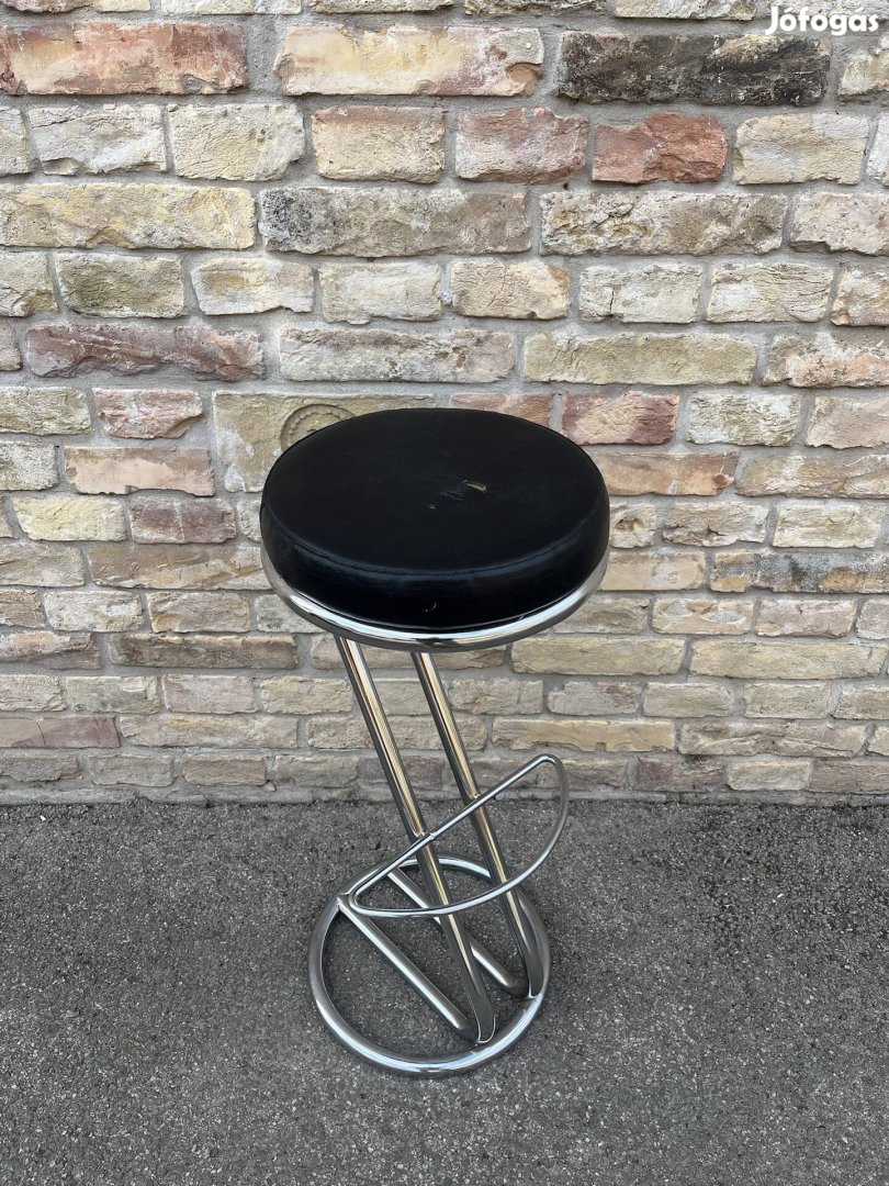 Fekete bárszék kis hibával