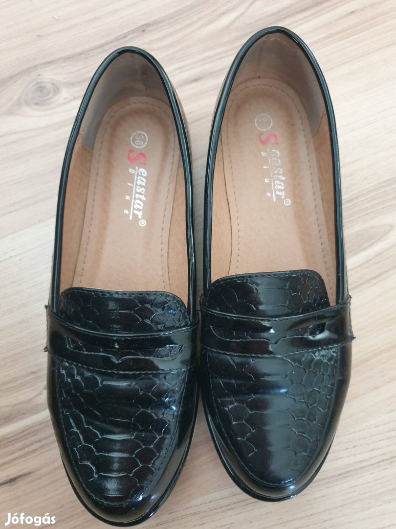 Fekete belelépős cipő