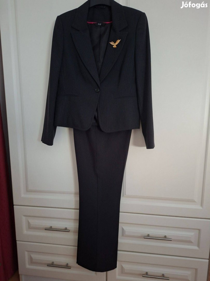 Fekete bézs diszkrét csíkos bőszárú nadrágkosztüm 42-es