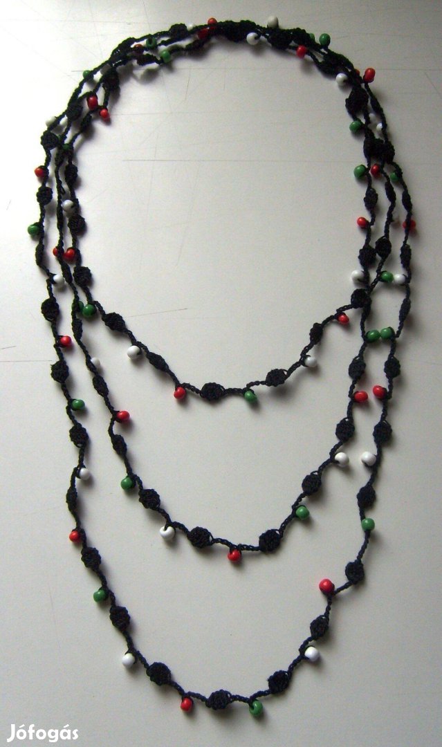 Fekete cérna Piros - Fehér - Zöld gyönggyel horgolt nyaklánc
