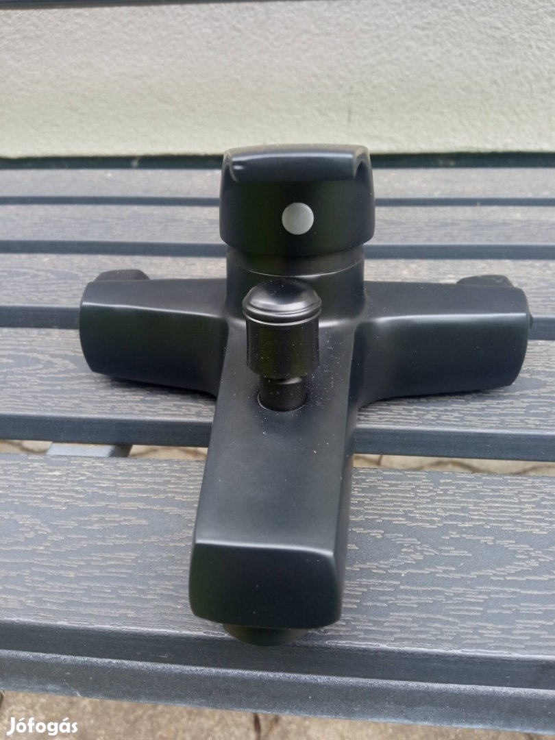Fekete design kádtöltő csap
