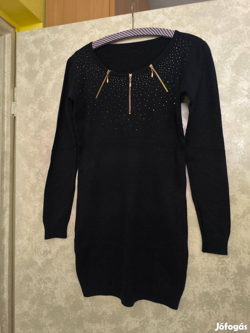 Fekete elől kövekkel, cipzárokkal díszített kötött