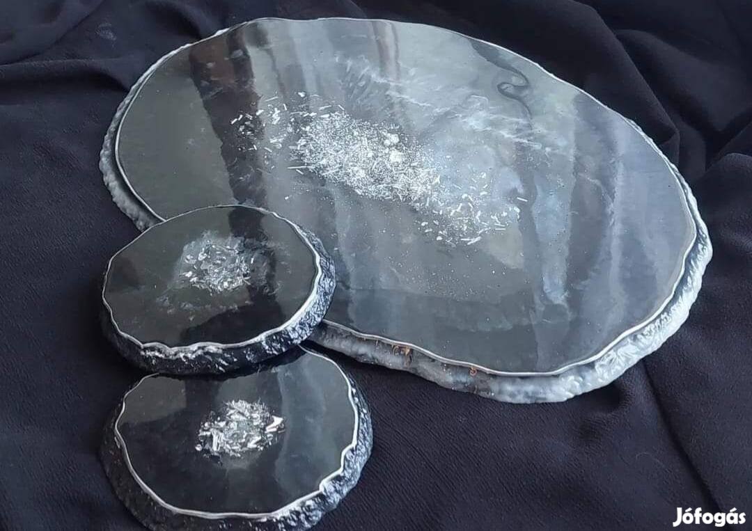 Fekete-ezüst tálca kettő poháralátéttel